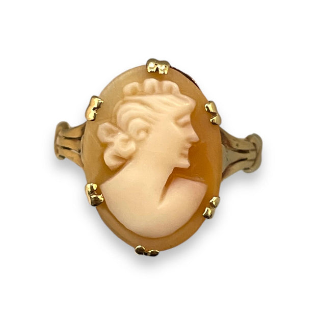 Vintage Cameo Ring with Intricate Gold Setting – Timeless Elegance