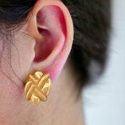 Beautiful 14k Yellow Gold Criss Cross Pattern Pineapple Clip-on Earrings