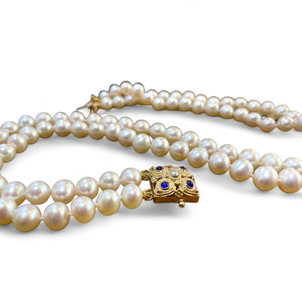 Luxurious 18K Gold Pearl Necklace with Stunning Sapphire Clasp