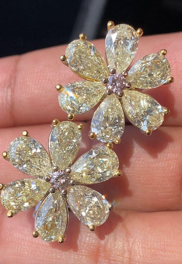 12.72 Carat Flower 18K "Rêves de Marguerite" Natural Fancy Color Diamond Earing
