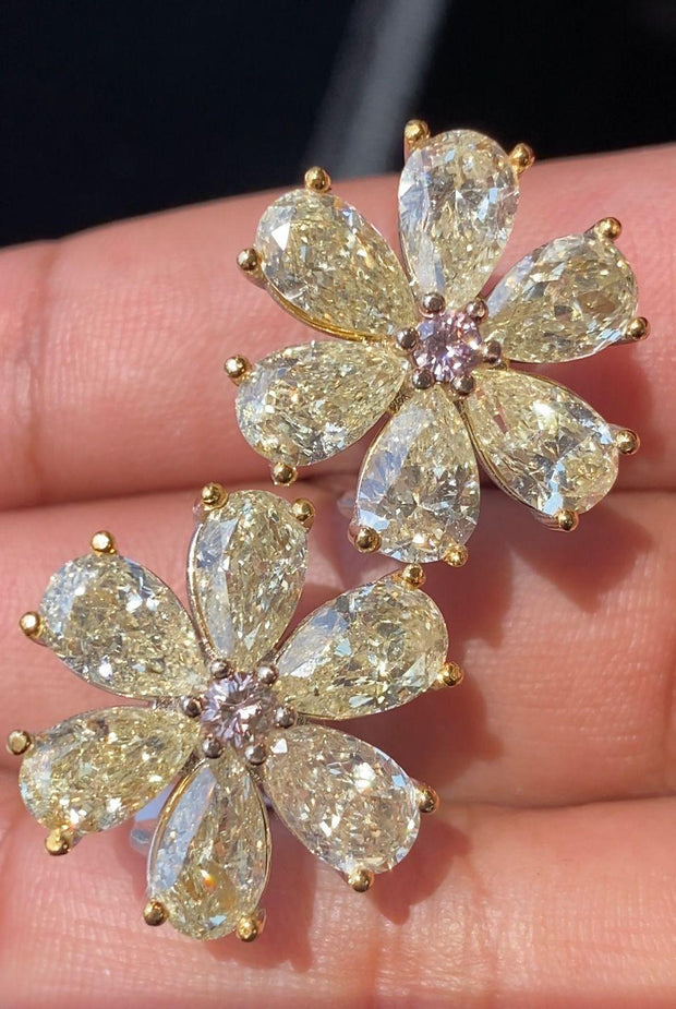 12.72 Carat Flower 18K "Rêves de Marguerite" Natural Fancy Color Diamond Earing