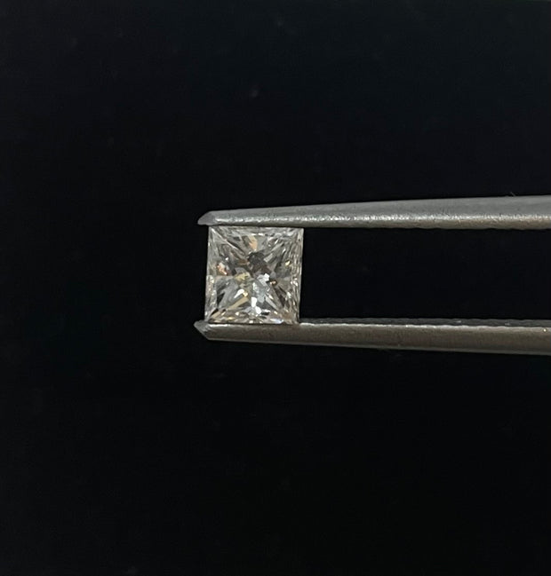 Stunning GIA-certified 0.48 Carat Princess Cut Natural Diamond A Dazzlingly white and eye-catching E SI2 Stone